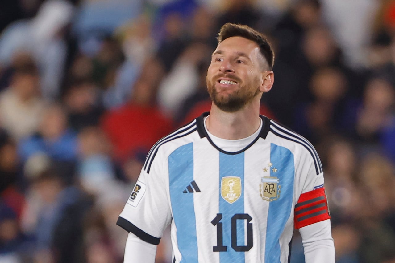 AMDEP469. BUENOS AIRES (ARGENTINA), 12/10/2023.- Lionel Messi de Argentina reacciona hoy, en un partido de las Eliminatorias Sudamericanas para la Copa Mundial de Fútbol 2026 entre Argentina y Paraguay en el estadio Más Monumental en Buenos Aires (Argentina). EFE/ Juan Ignacio Roncoroni
