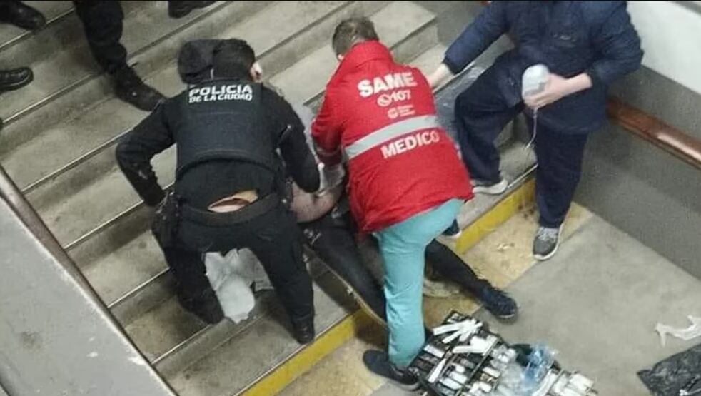 Dos sujetos se pelearon en una estación de tren y uno de ellos terminó apuñalado.