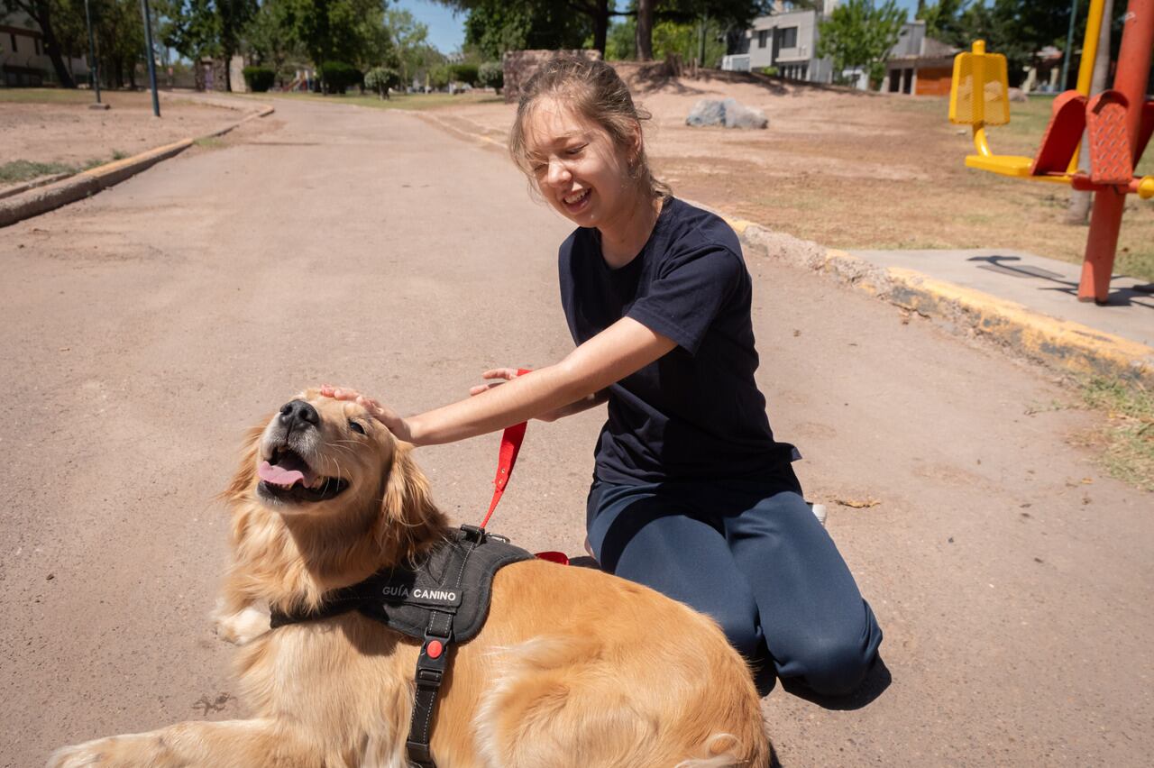 Dolphin y Alaska, los perros que le cambiaron la vida a dos estudiantes con discapacidad. Foto: Ignacio Blanco / Los Andes