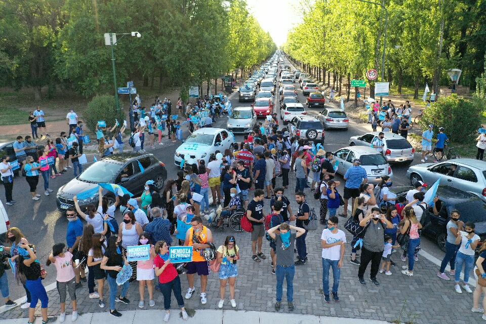 Agrupaciones provida de Mendoza se concentraron en el Parque y de allí salieron a marchar por las calles en contra el nuevo proyecto de aborto legal. 