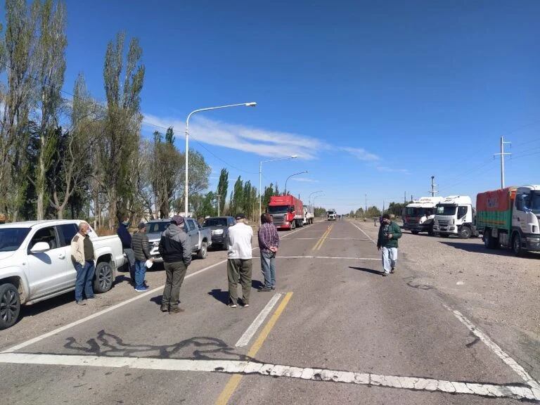 A la mañana, los productores mendocinos comenzaron a llegar al corte en la ruta 188 en General Alvear.