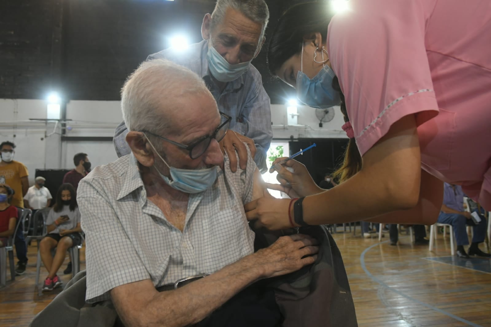 Federación de Box recibió gran cantidad de mendocinos que quieren la 3 ra dosis. Ignacio Blanco / Los Andes