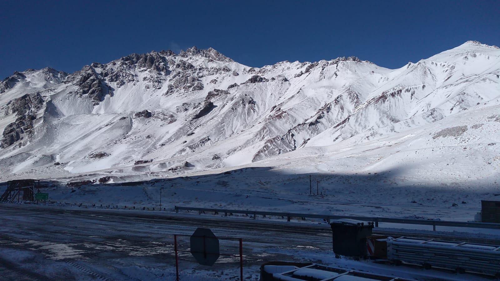 Impactantes postales de la montaña mendocina nevada y con 10 grados bajo cero. Foto: Gendarmería Nacional.