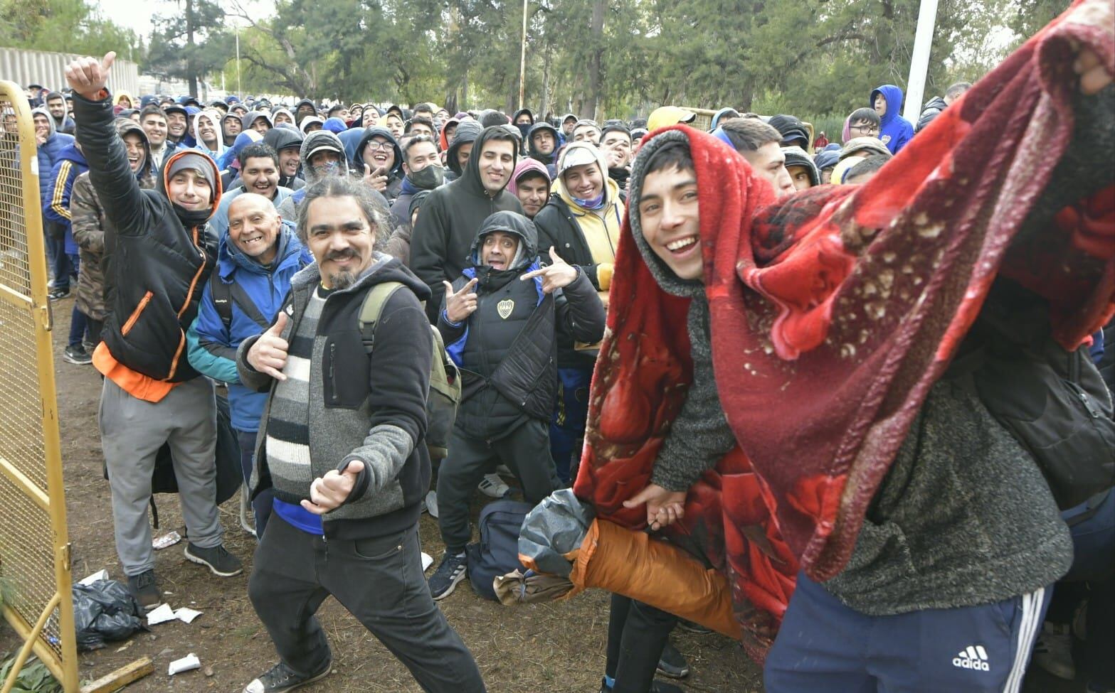 Los hinchas de Boca soportaron la lluvia y el frío por una entrada. / Orlando Pelichotti