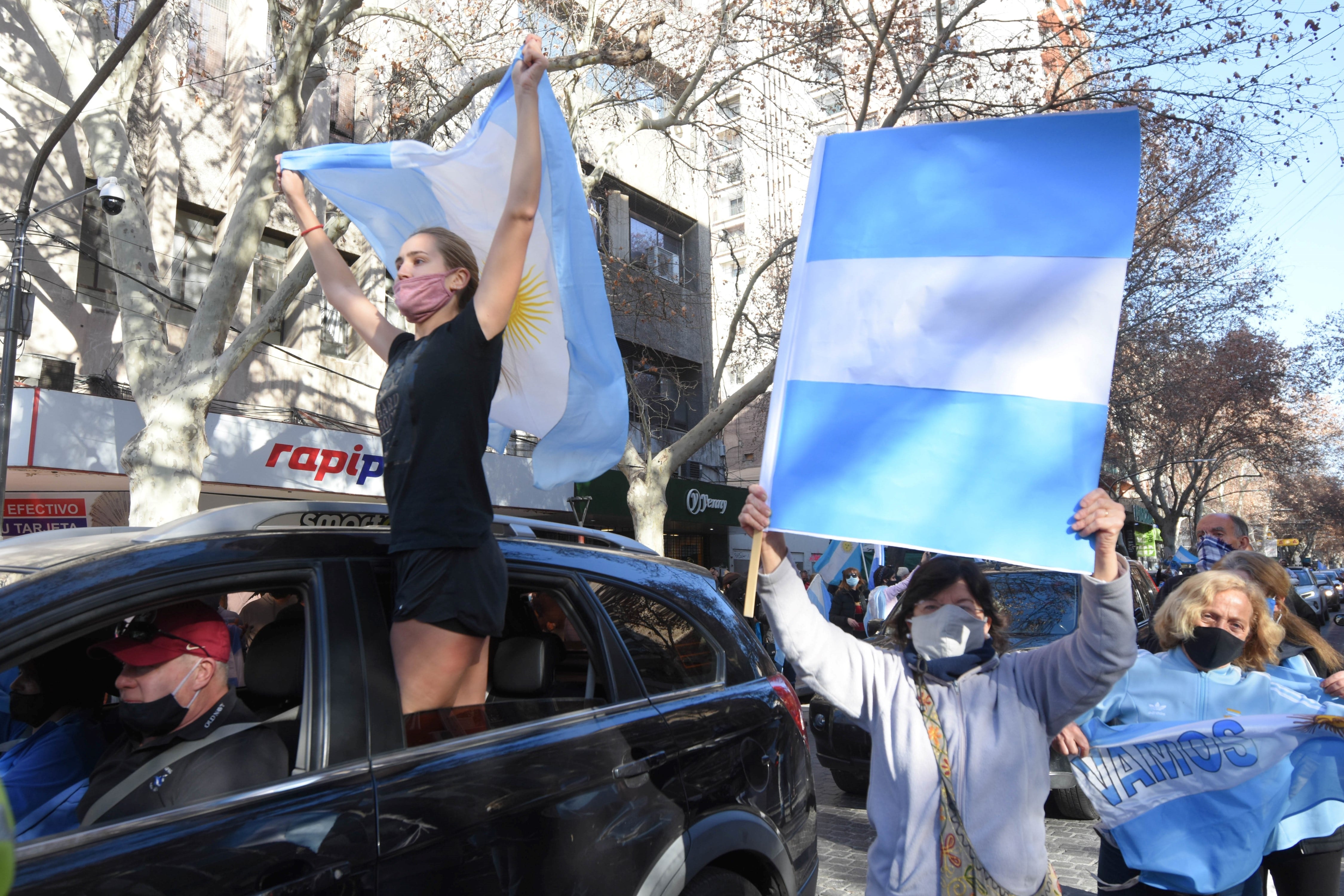 A pie, en autos y con pancartas los manifestantes protestaron en contra de la cuarentena, la reforma judicial y el gobierno nacional.