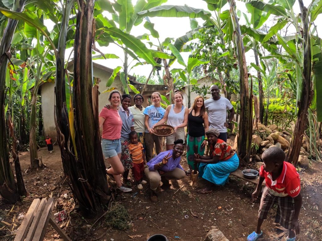 Un grupo de mujeres en plena selva africana durante la última experiencia de 2022