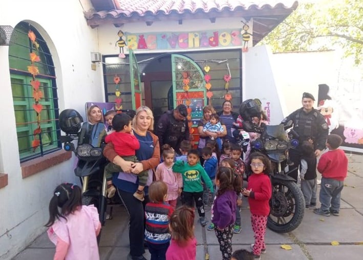 Policías de UMAR visitaron jardines maternales.