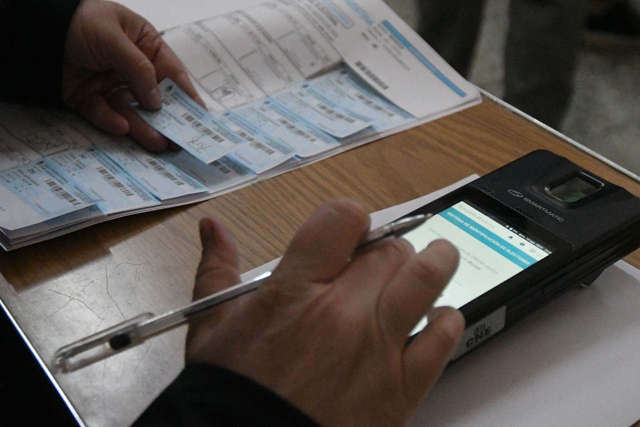 Elecciones PASO presidenciales 2023 en la provincia de Mendoza.
Escuela Nuestra Señora de la Misericordia de Capital.
Se realizó la prueba piloto para votar con huella dactilar, utilizando el registro biométrico, el uso del dispositivo fué voluntario tanto para las autoridades de mesa como para los electores.
  Foto: José Gutierrez / Los Andes 