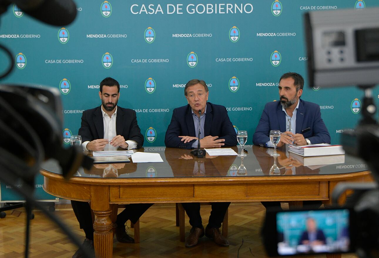 El gobernador Rodolfo Suárez, Víctor Fayad, ministro de Hacienda de Mendoza, junto a Alejandro Gallego, presidente de AySAM dieron detalles de las obras. Foto: Orlando Pelichotti / Los Andes