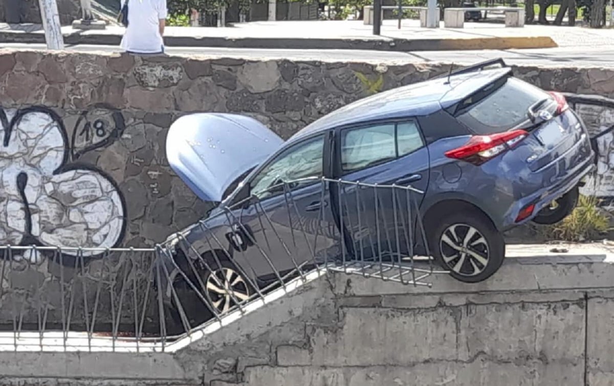 Choque en la Costanera: un auto terminó en el borde del canal Cacique Guaymallén (Prensa Ministerio de Seguridad y Justicia)