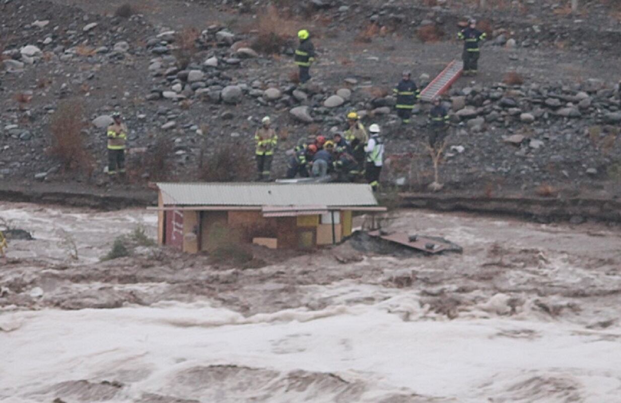 Crecida en el río Aconcagua de Los Andes (Chile) y rescate a una persona (Gentileza /  Losandesonline.cl)