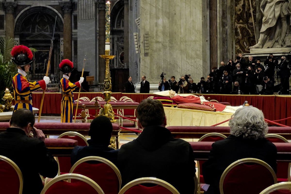 Miles de fieles desfilan para despedir a Benedicto XVI en la basílica de San Pedro. EFE