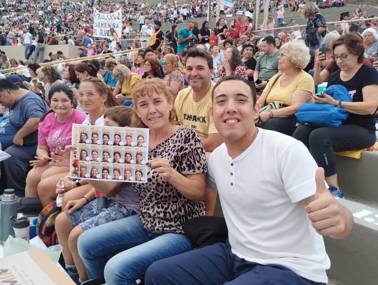 La edición 2024 de la Fiesta de la Vendimia puso en marcha un nuevo sistema de votación en el público. En la foto Mónica se prepara para marcar la "boleta única".