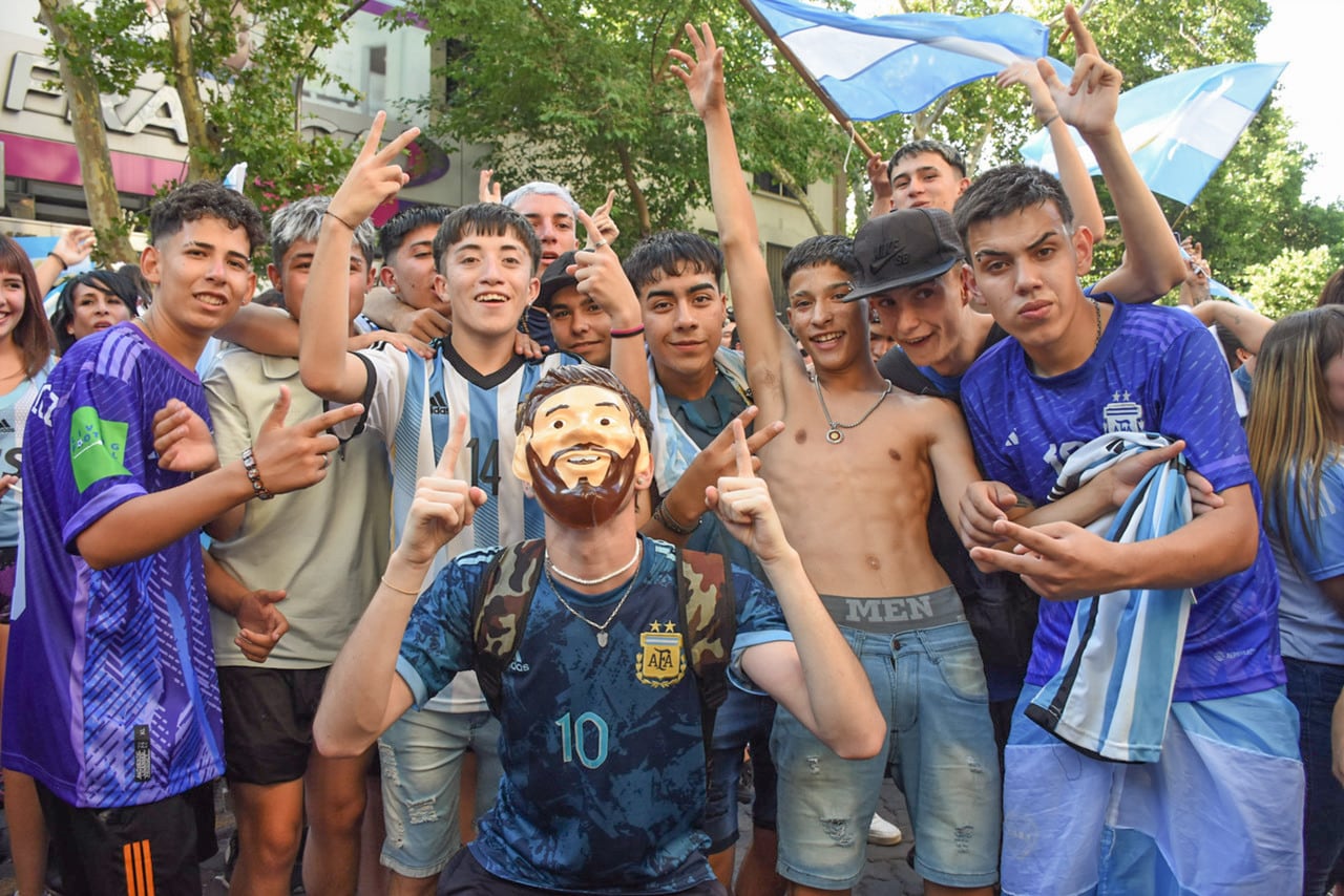 Argentina ya esta en cuarto de final y Mendoza lo festejo así. 
Foto: Mariana Villa / Los Andes