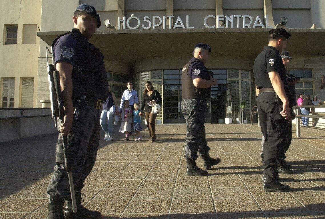 Policía en hospital Central