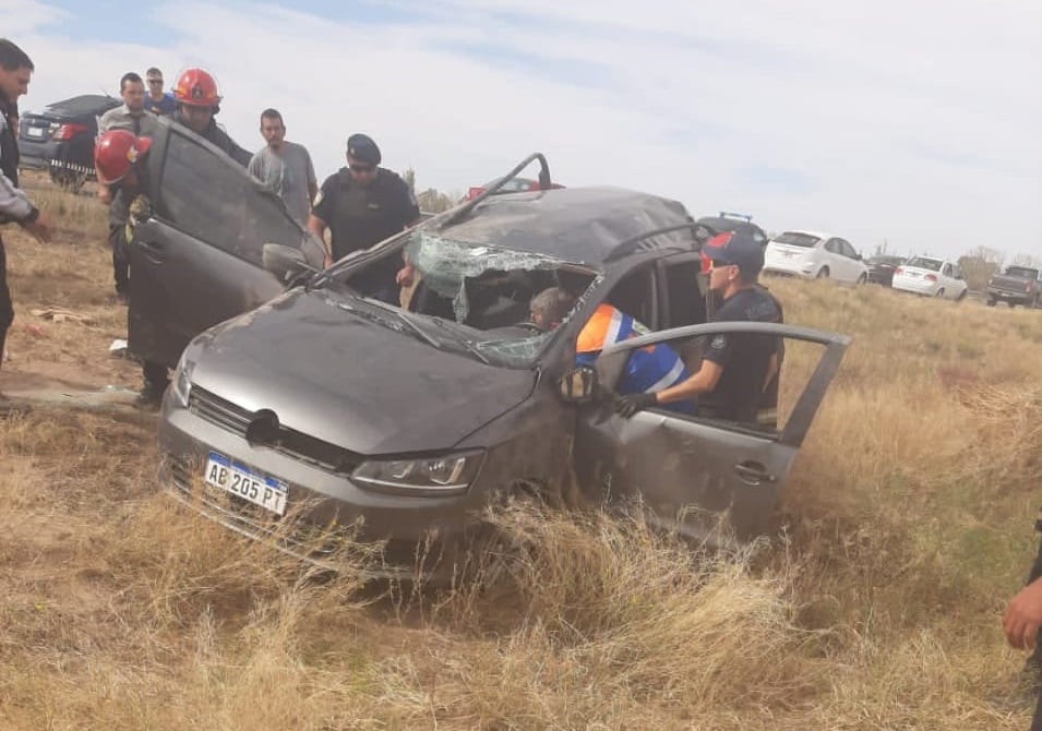 Un hombre murió tras pasar un camión y volcar su auto en San Martín