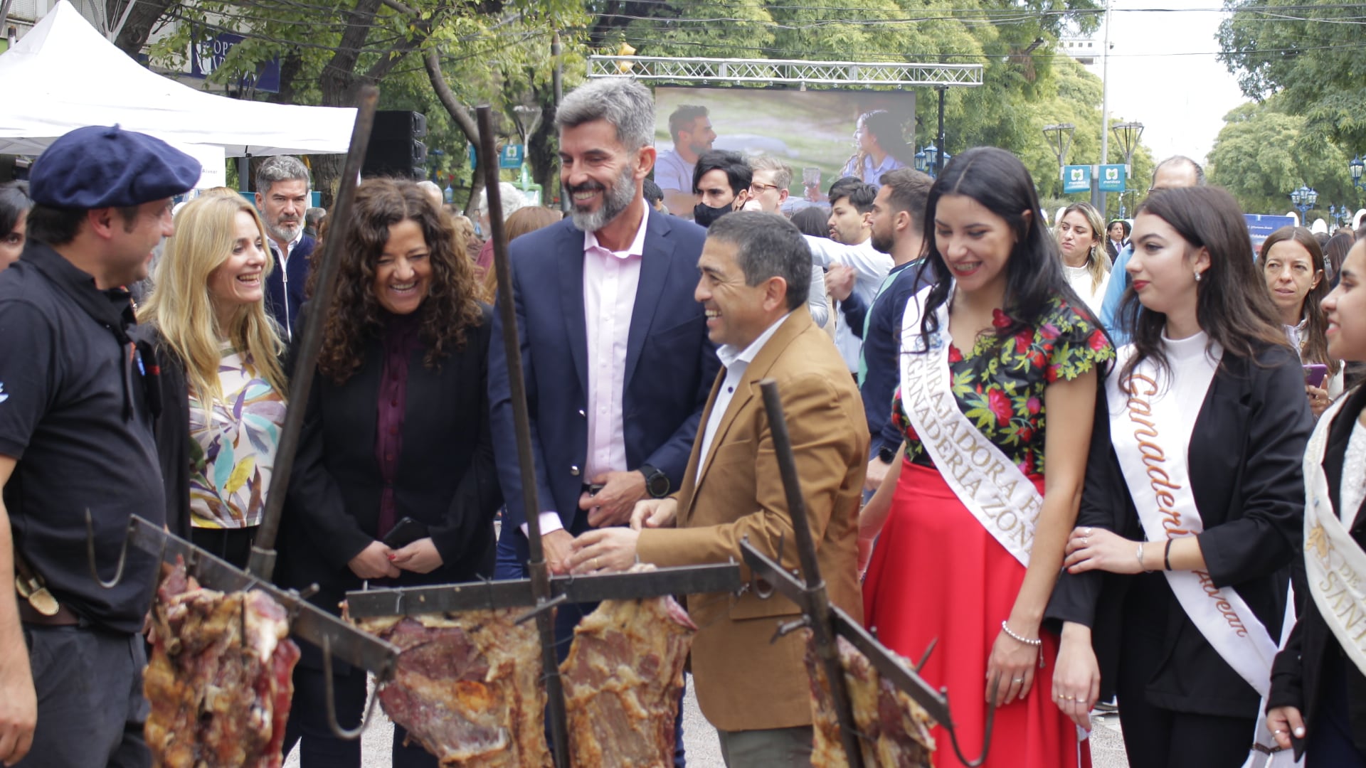 La ministra de Turismo y Cultura de la provincia, Nora Vicario; el intendente de Capital, Ulpiano Suarez; y el jefe comunal de General Alvear, Walther Marcolini "supervisan" la labor del encargado de preparar los costillares