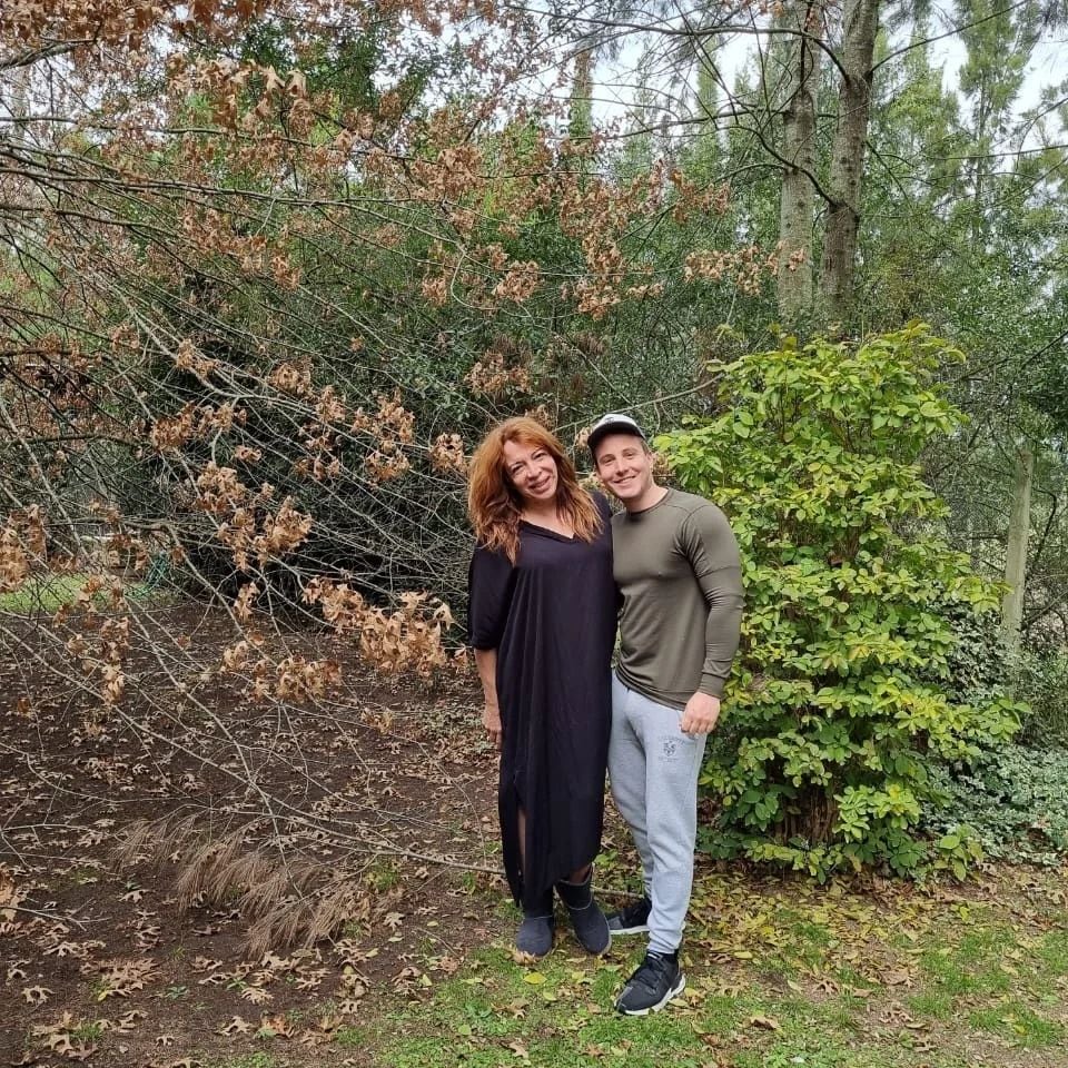 Lizy Tagliani y Sebastián Nebot, en el jardín de su nueva casa. 