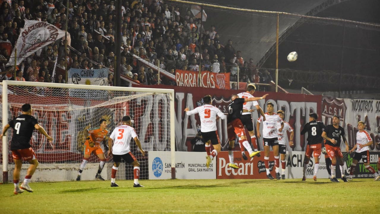 El encuentro fue trabado y por momentos, mal jugado. La visita pecó otra vez de ineficaz. Foto: Emanuel Videla