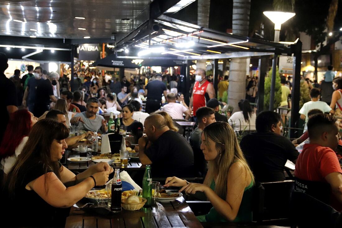 El área gastronómica de la peatonal de Carlos Paz. Foto: Yanina Aguirre/La Voz