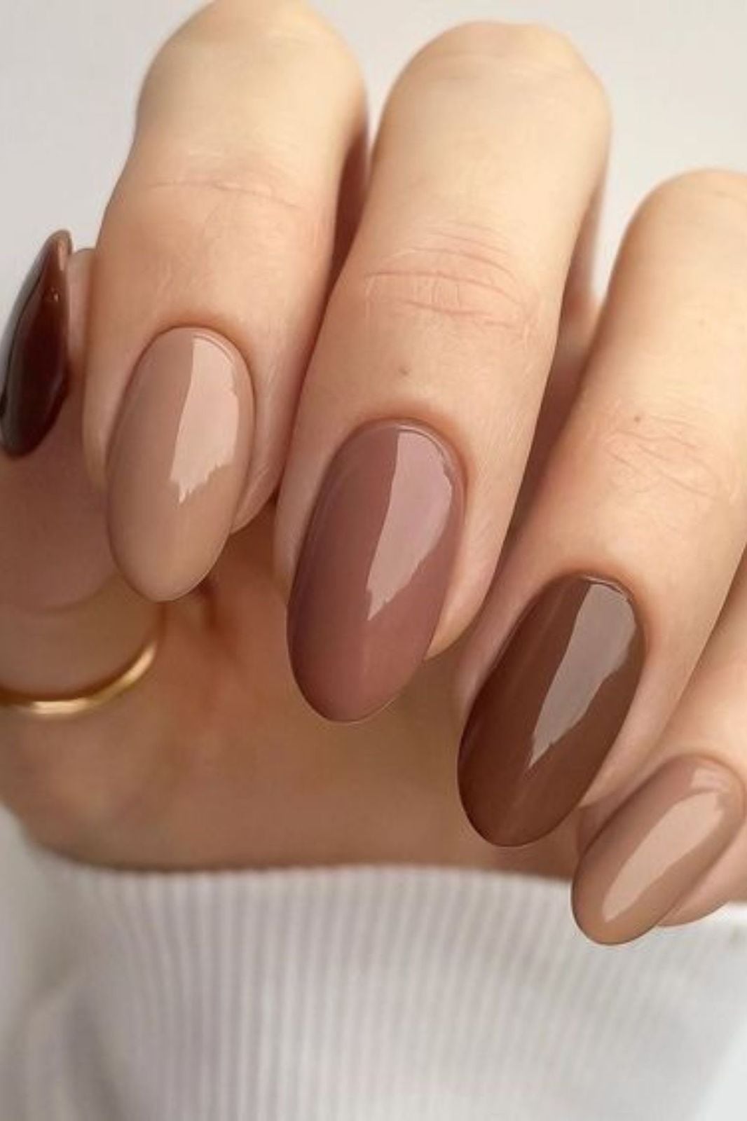 Uñas en tendencia para este otoño: marrón.