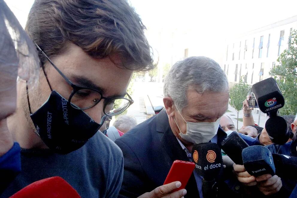 Facundo junto a su padre en la audiencia de ayer.