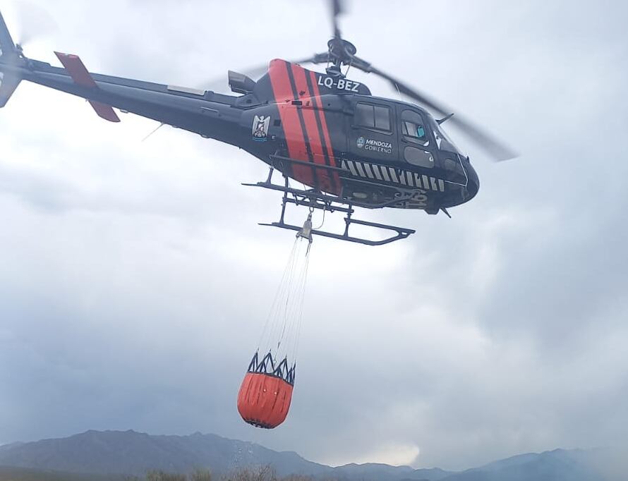 En el lugar trabajan varias dotaciones de bomberos y helicópteros de la Policía - Gentileza Ministerio de Seguridad