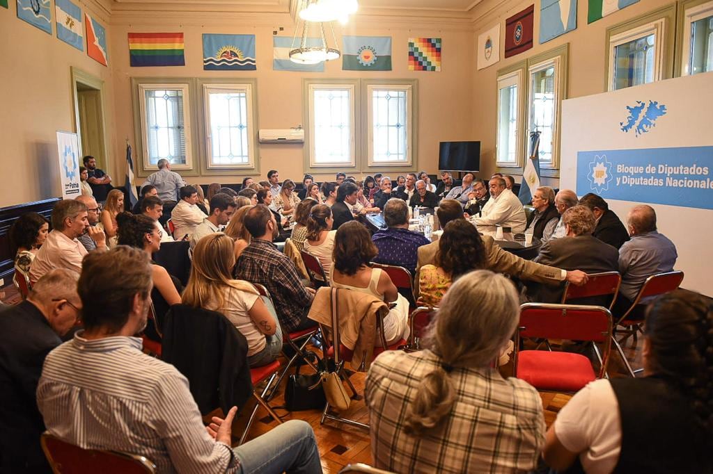 La reunión entre la CGT y diputados de Unión por la Patria ante el anuncio del DNU de Milei. Foto: Gentileza.