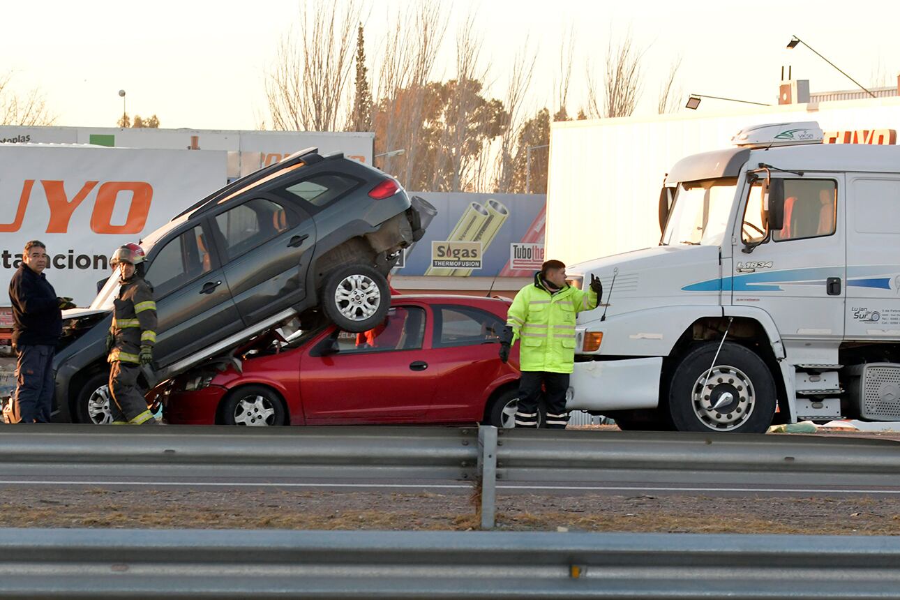 Accidente automovilístico en el Acceso Sur pasando Rodríguez Peña, entre dos autos y un camión con el saldo de un herido

 
Foto: Orlando Pelichotti