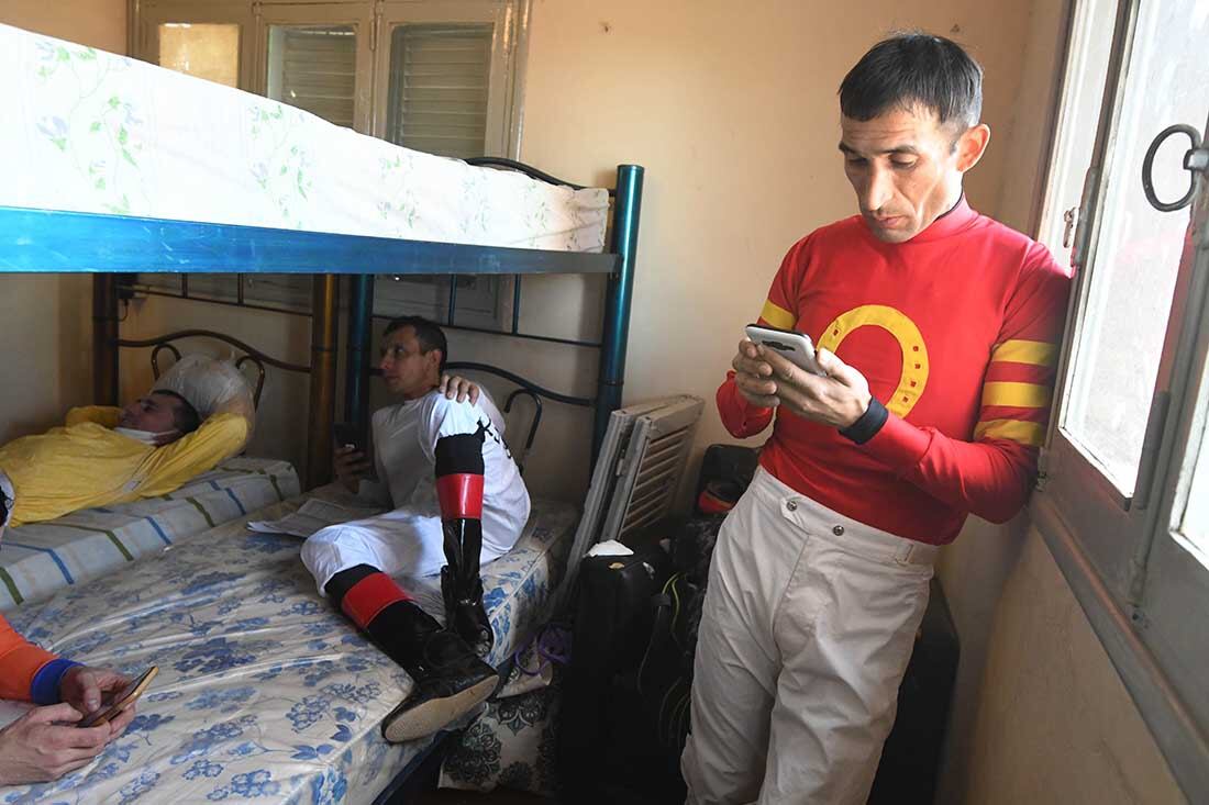 Los jockey distendidos,  esperan impacientes la orden para poder salir a montar y largar en el gran premio tan esperado