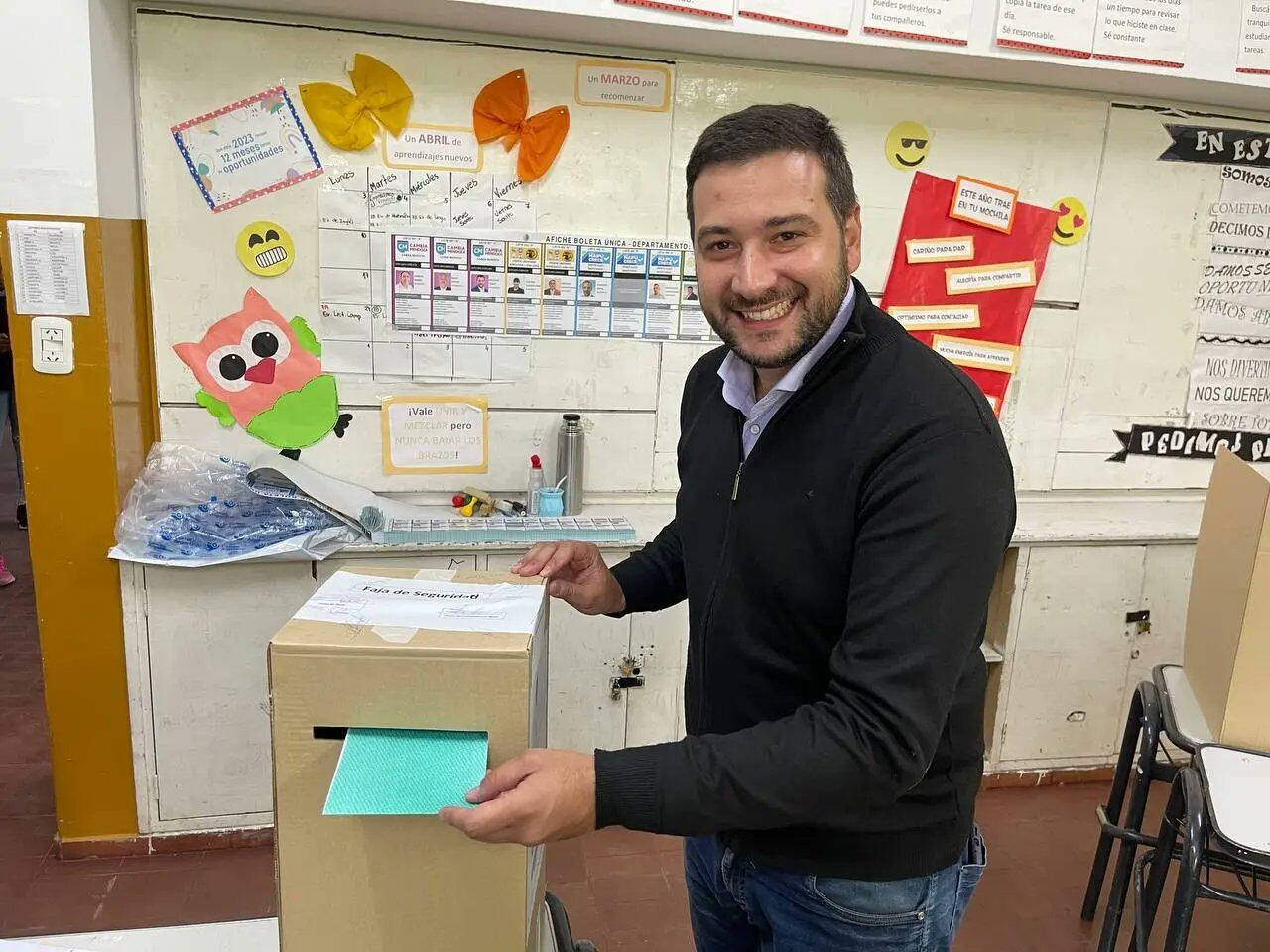 El candidato radical votó en Maipú.