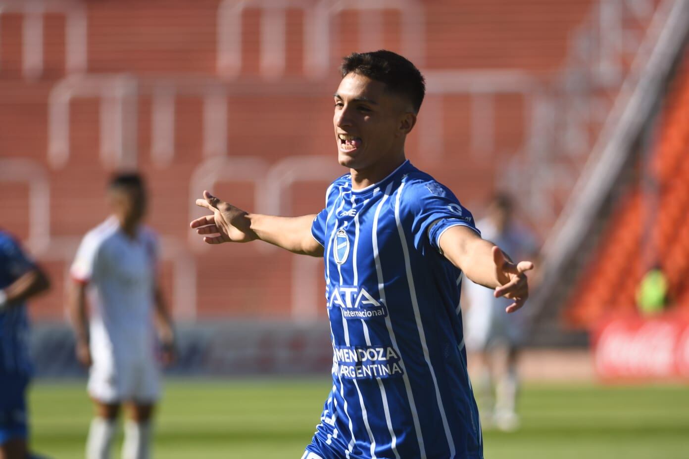 Ezequiel Bullaude, la gran figura del Tomba con dos goles ante el Pincha. / José Gutiérrez ( Los Andes).