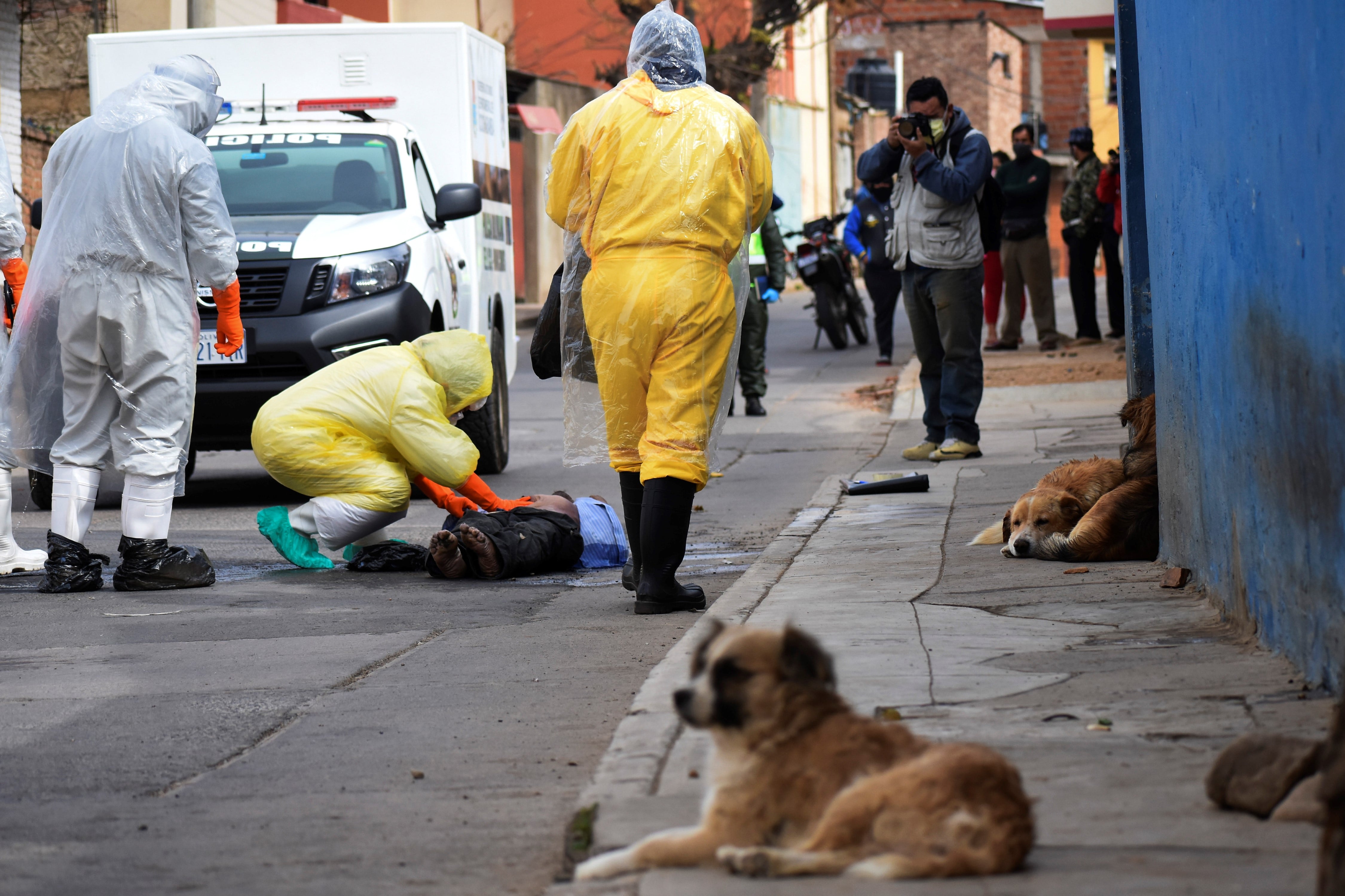 En varias ciudades de Bolivia la gente saca a la calle los cuerpos de los fallecidos por Covid-19. 