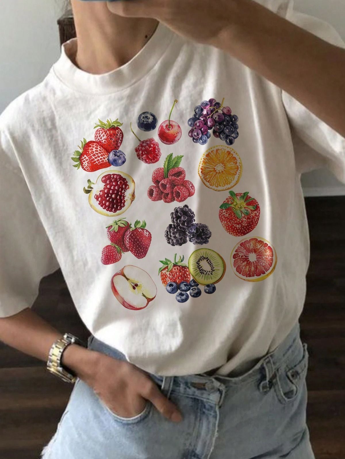 Frutas y flores: los dos estampados virales para remeras este verano.