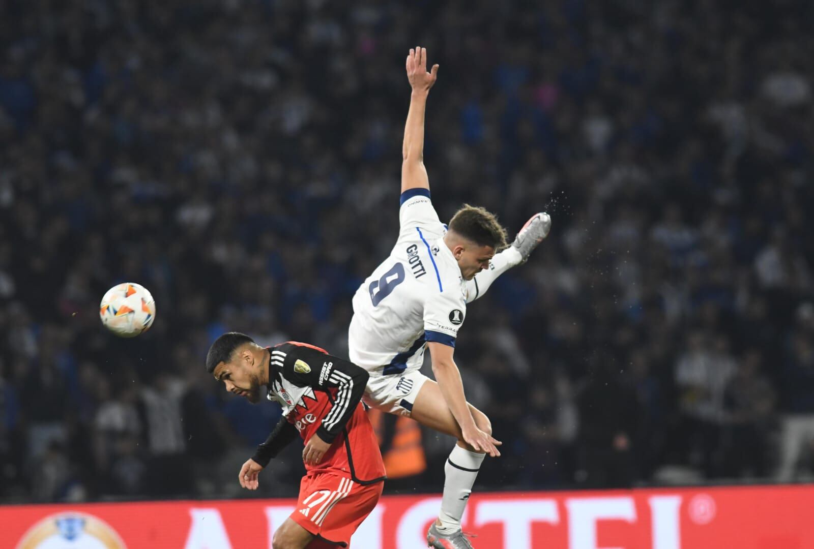 Talleres y River, en el duelo de ida por los octavos de final de la Libertadores, en el Kempes. (Facundo Luque / La Voz)