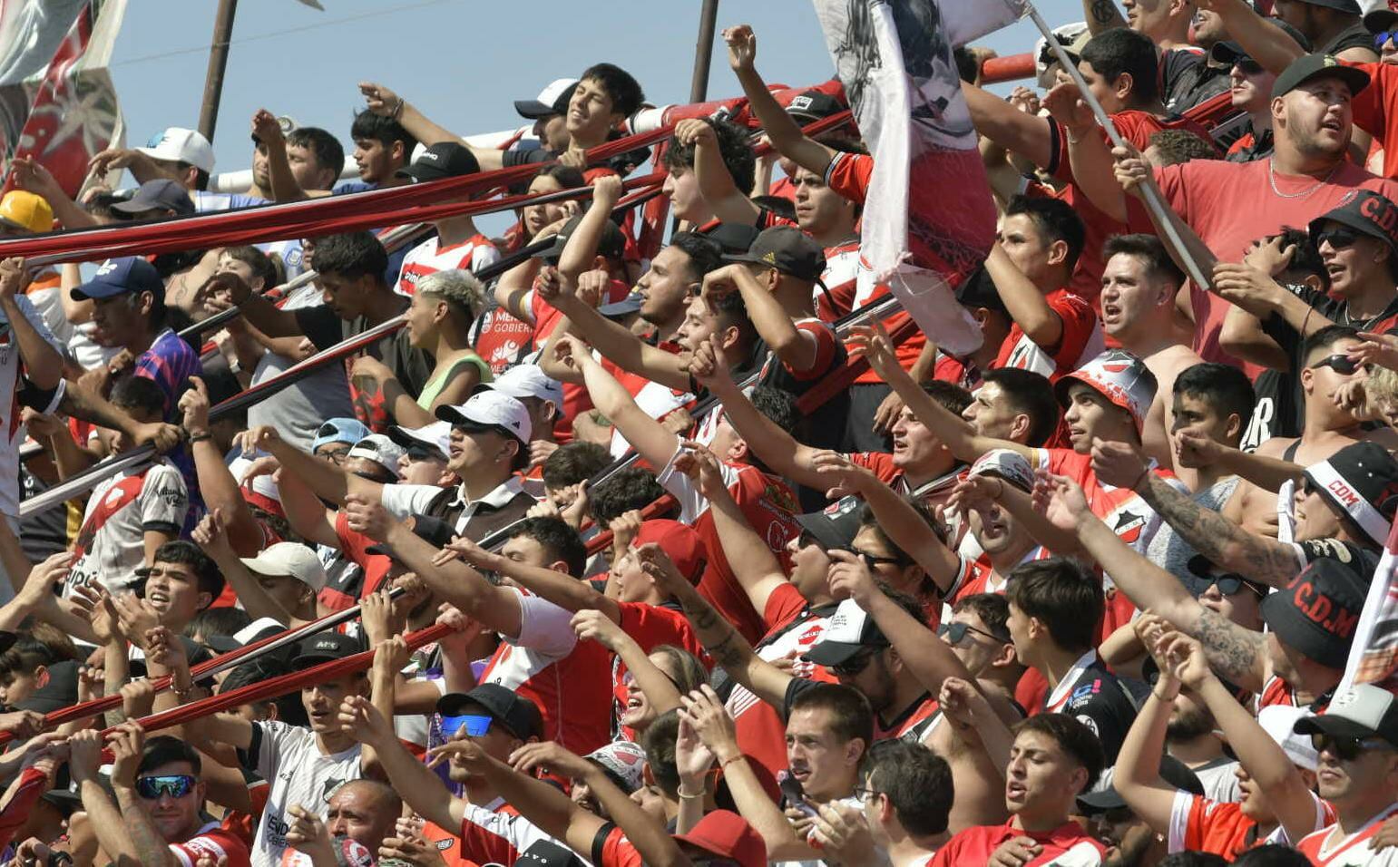 Los hinchas del Cruzado, llenos de ilusión. /Orlando Pelichotti