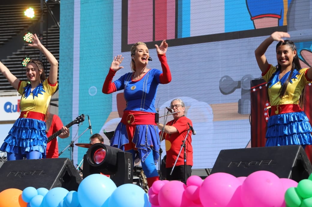 Ahora con el nombre de Soy Solcito, la hija de Piñón Fijo hizo su show en el Kempes.