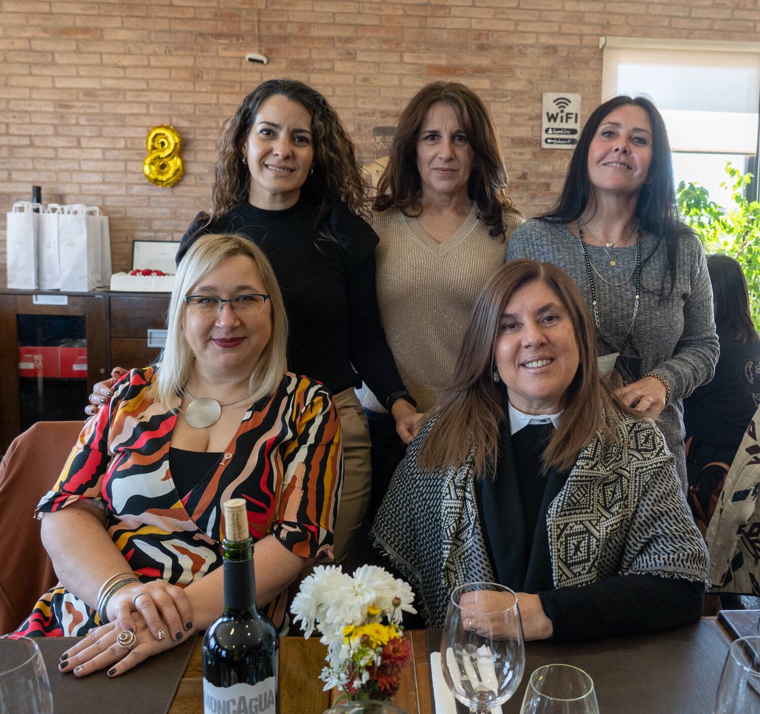 Ana Rusticcini y Ana Gaibazzi. Paradas: Fernanda Canal, Laura Barta y Flavia Orsini.