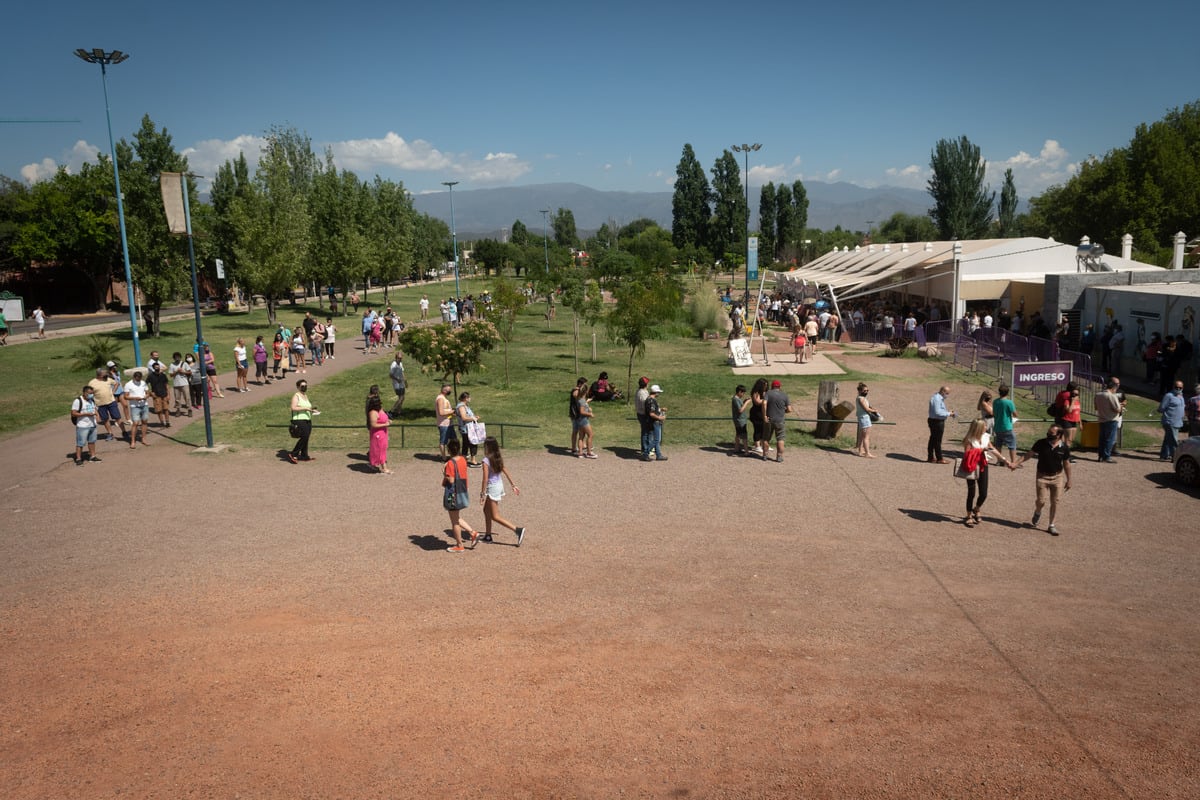 Algunas sedes de vacunación Covid tienen demoras en la atención debido a la alta demanda, lo que ha implicado largas filas. Foto: Ignacio Blanco / Los Andes