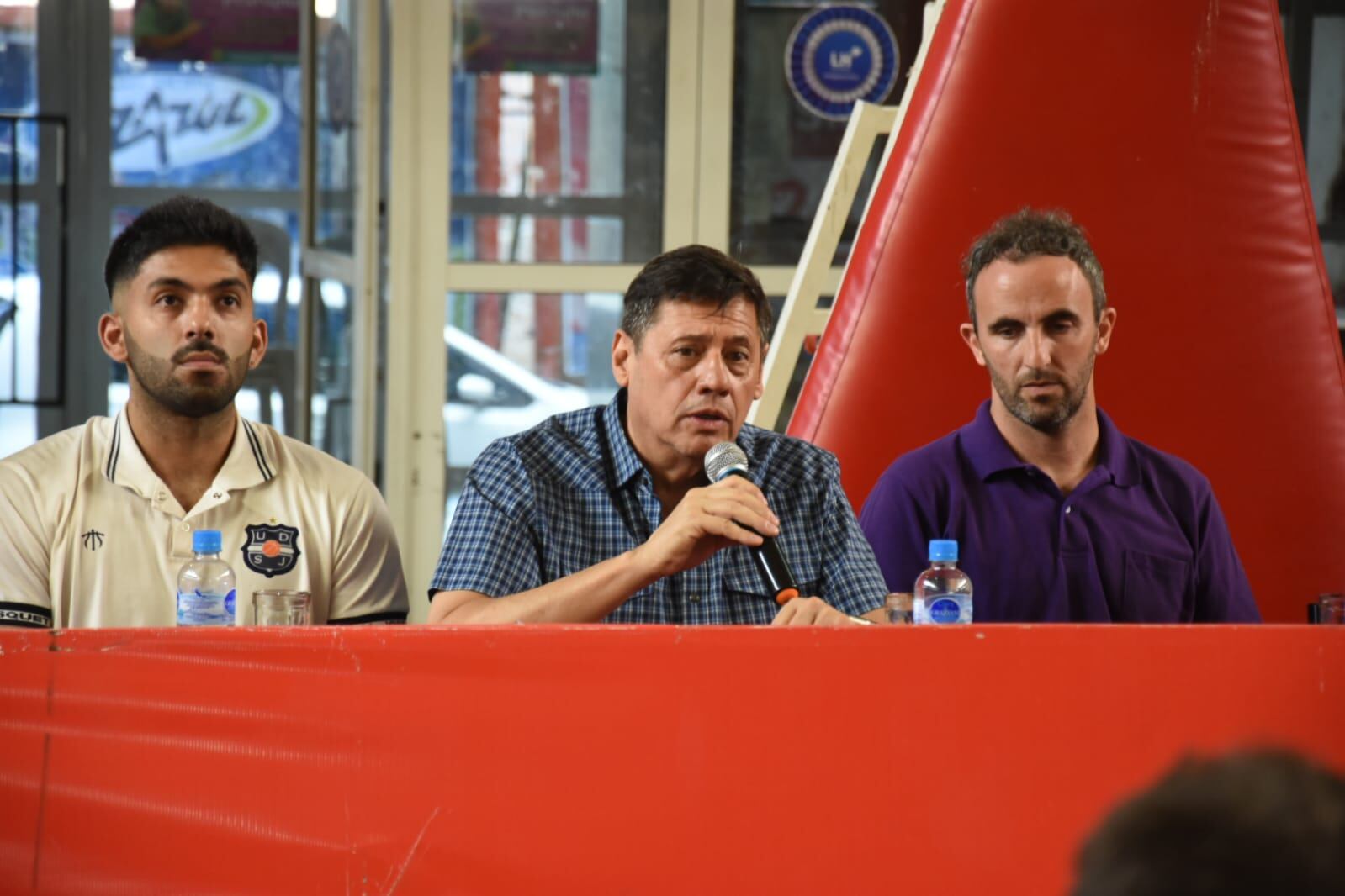 Gastón Guevara, Mario Díaz (presidente de San José) y Mauricio Ginestar (Director de Deportes de Las Heras). / Gentileza: Andrés Arequipa.