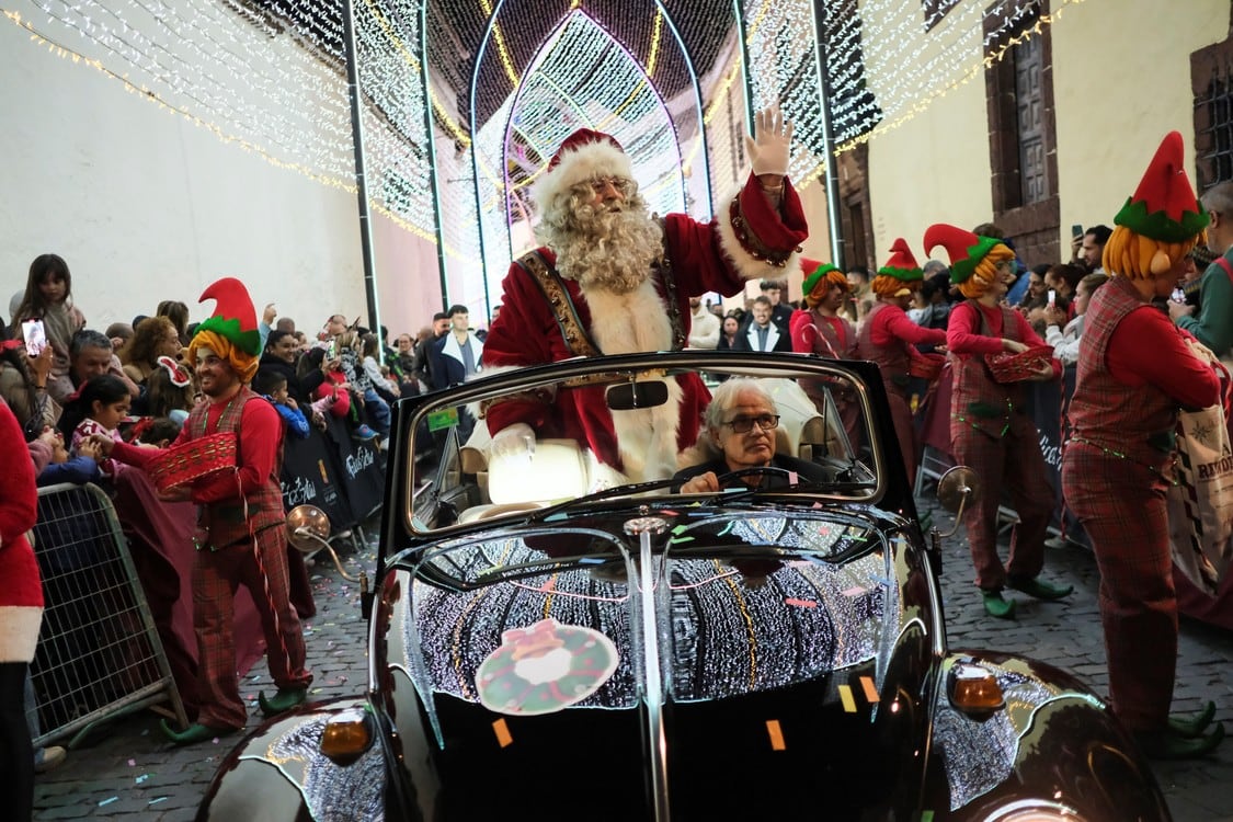 La ciudad de La Laguna celebra su tradicional cabalgata de navidad donde miles de personas, se congregaron para poder ver a Papá Noel en Tenerife. Foto: Foto: EFE