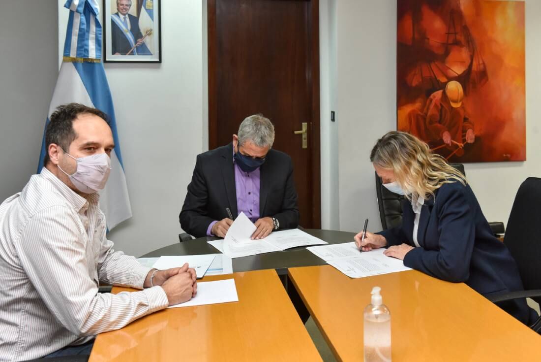 La titular del IPV, Ivana Buvinic, se reunió  en Buenos Aires con el ministro de Desarrollo Territorial y Hábitat de la Nación, Jorge Ferraresi. Del encuentro también participó el secretario de Hábitat, Santiago Maggiotti.