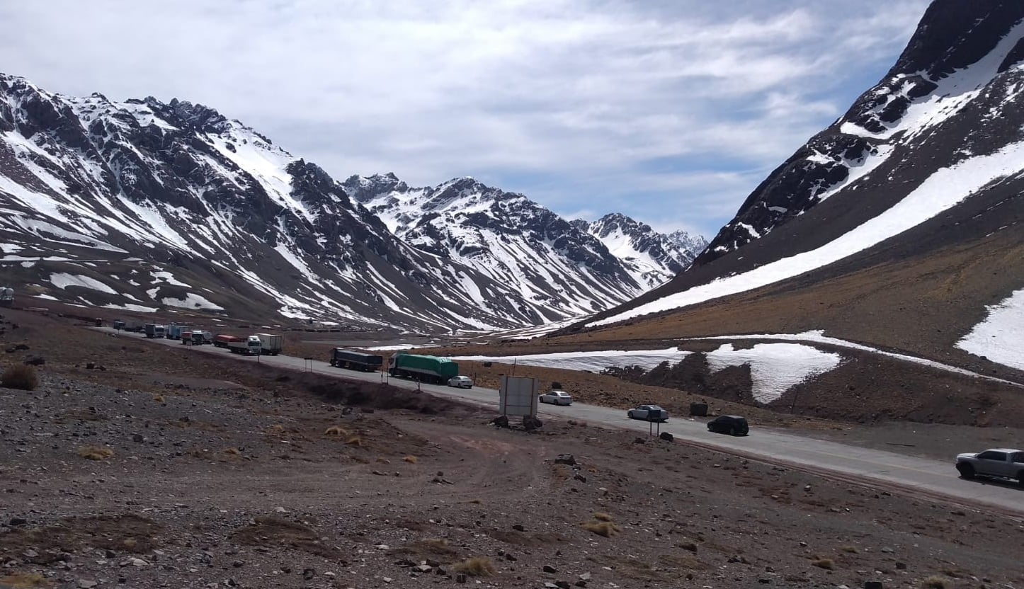 En medio de largas filas para cruzar a Chile, cerraron el paso Cristo Redentor por mal tiempo (Gendarmería)