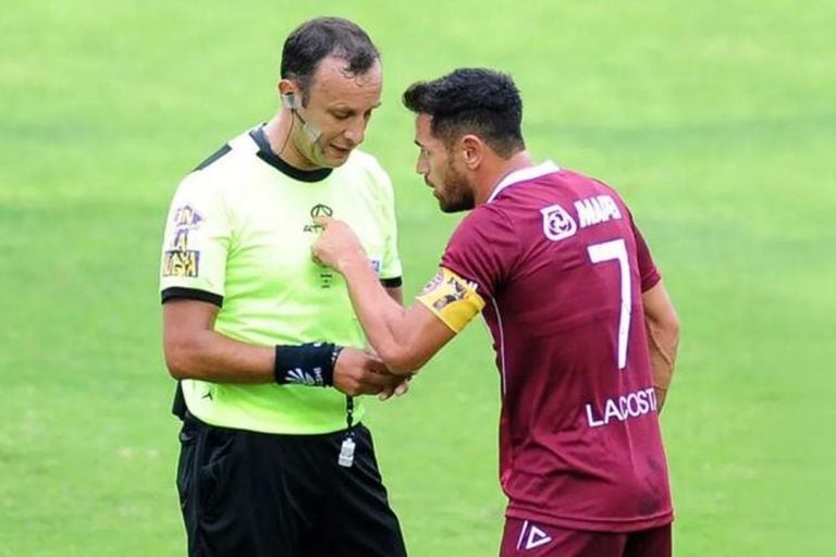 Acosta es uno de los grandes jugadores de la historia de Lanús, pero no está cómodo con los pocos minutos y la relación con sus hinchas. 