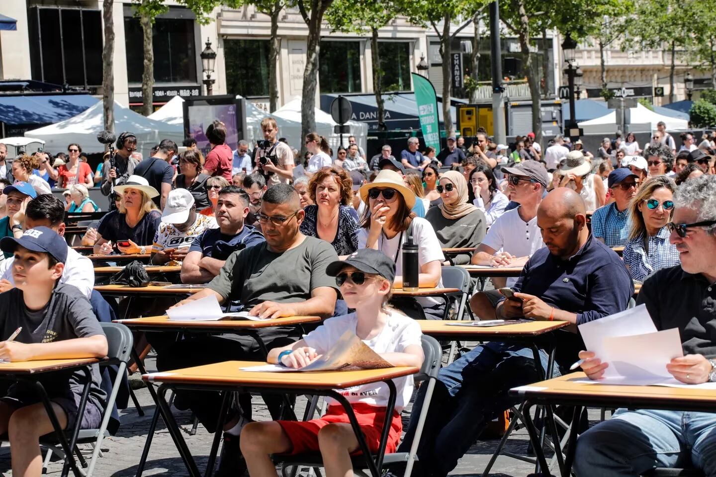 Los pupitres fueron ubicados sobre la tradicional avenida de los Campos Elíseos. Gentileza TN.