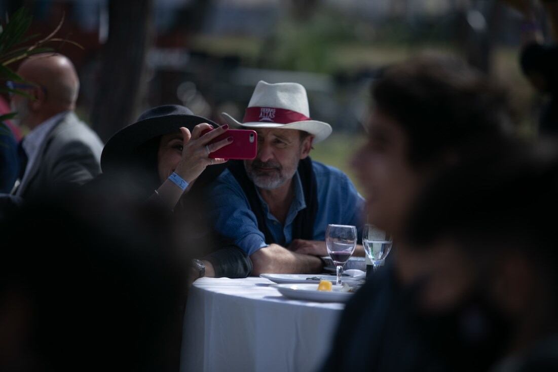 Rodolfo Vargas Arizu nodejó de sacarse una selfi durane el almuerzo / 