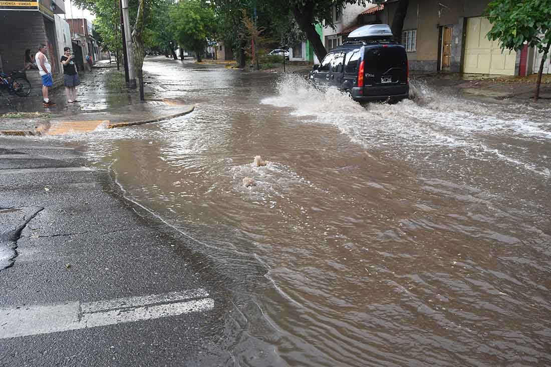 Fuerte lluvia con granizo en la ciudad de Mendoza, Luján, Maipú y Godoy Cruz
Foto: José Gutierrez / Los Andes 