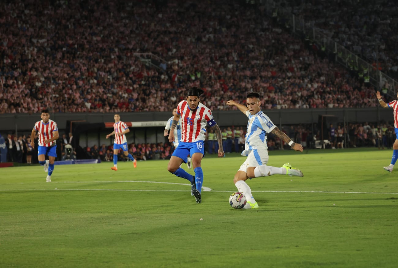 Lautaro Martínez se apresta para rematar, en lo que significó el primer tanto de la noche. /Foto: AFA