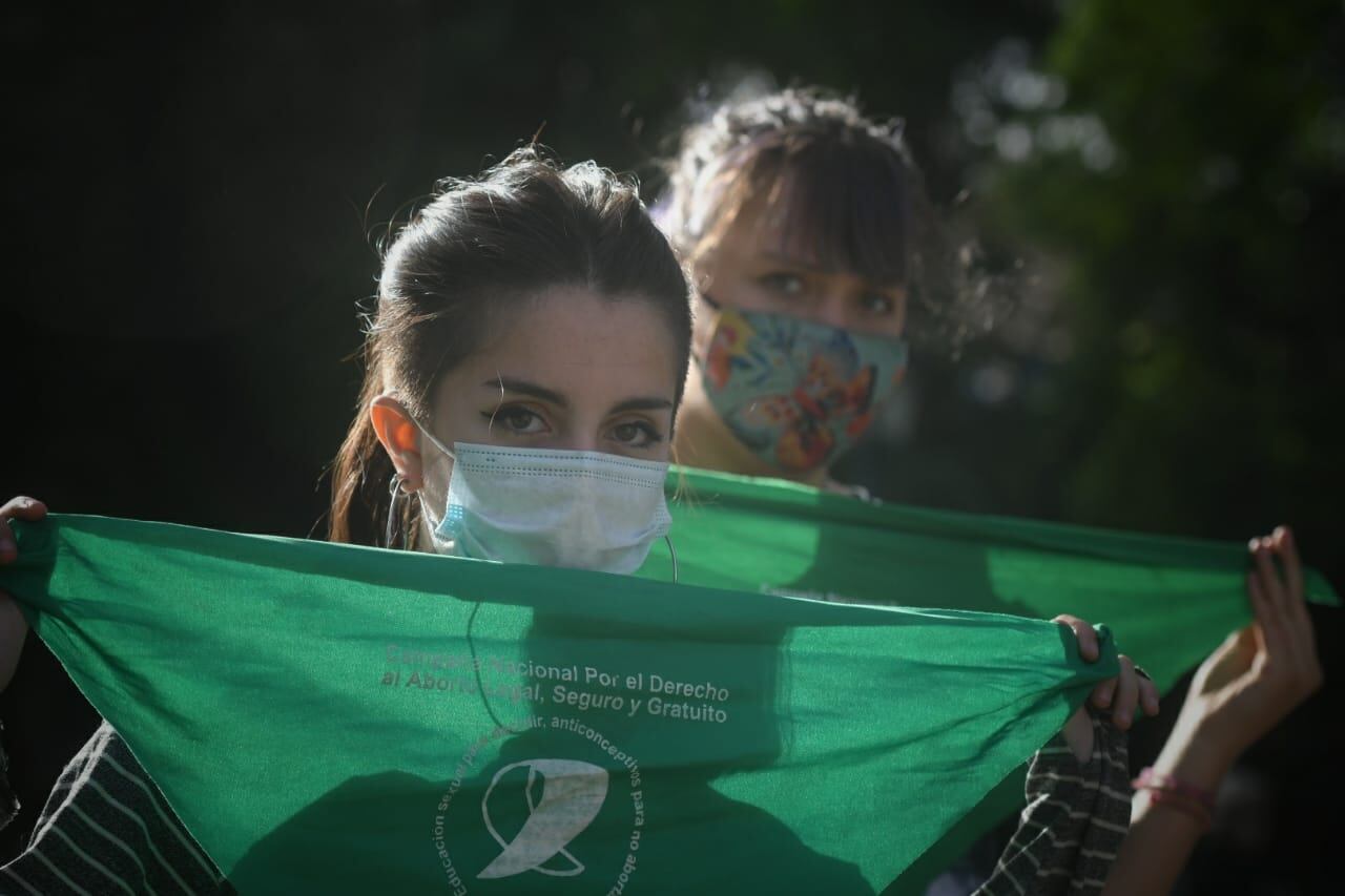 Jóvenes militantes esta mañana en Plaza Independencia. Ignacio Blanco / Los Andes