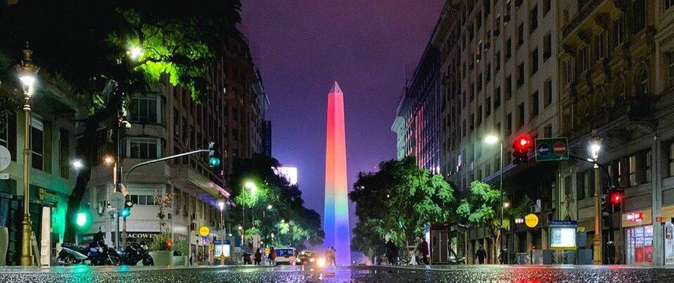 El obleisco iluminado con los colores de la comunidad LGBTI. - Foto: Twitter